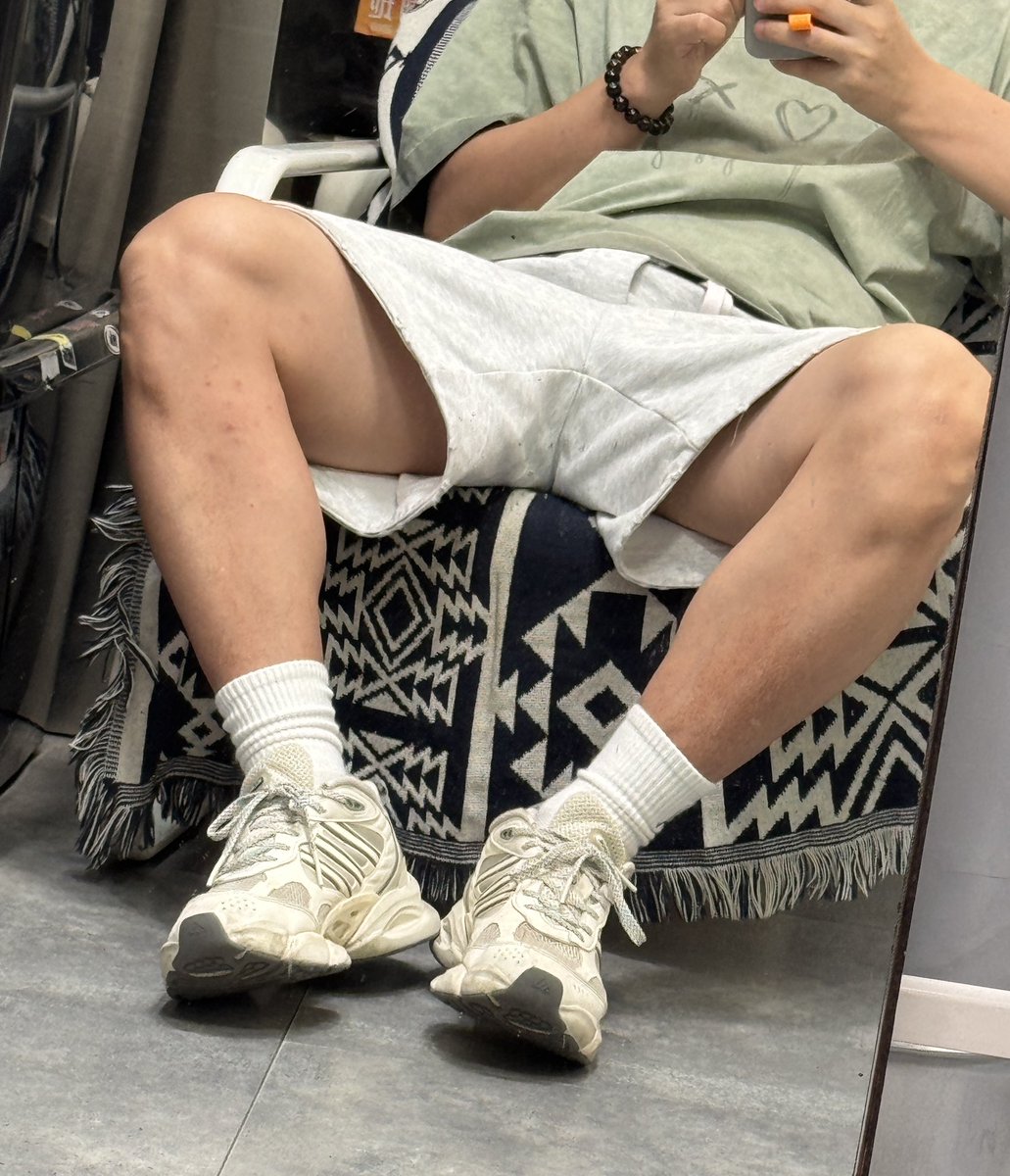 noname7813's tweet photo. 天气热起来，还是短裤舒服。 https://t.co/l08LWZ8HIx