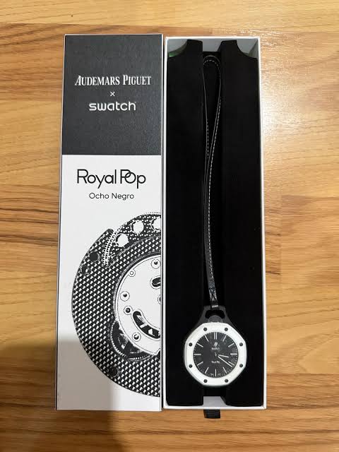 warnawarni2017's tweet photo. Swatch × Audemars Piguet Royal Pop mungkin menjadi peluncuran jam tangan paling heboh tahun 2026. ⌚🔥

Bukan karena harganya mahal.

Justru karena harganya "murah" untuk ukuran Audemars Piguet.

Royal Pop dijual dengan harga resmi sekitar US$400–420 (€385–400), sementara sebuah Audemars Piguet Royal Oak asli umumnya dibanderol mulai US$20.000 dan banyak modelnya jauh lebih mahal. (Royal Pop)

Begitu dirilis pada 16 Mei 2026, yang terjadi benar-benar di luar dugaan.

Orang-orang rela mengantre berhari-hari.

Di berbagai kota seperti Paris, London, Milan, New York, Barcelona, Dubai, hingga Singapura, antrean membludak, terjadi dorong-dorongan, perkelahian, bahkan beberapa toko terpaksa ditutup demi alasan keamanan. Di Paris, polisi sampai menggunakan gas air mata untuk membubarkan kerumunan. (The Guardian)

Di pasar sekunder, jam yang dijual seharga sekitar US$400 langsung melonjak menjadi ribuan dolar hanya dalam hitungan jam. (GQ)

Ironisnya, Royal Pop bahkan bukan jam tangan biasa, melainkan pocket watch berbahan bioceramic yang terinspirasi dari Swatch POP era 1980-an dan desain Royal Oak.

Meski begitu, hype-nya justru berhasil melampaui ekspektasi banyak orang.

Kolaborasi ini membuktikan satu hal:

Kadang yang dijual bukan sekadar jam tangan... tetapi kesempatan memiliki sepotong nama "Audemars Piguet" dengan harga yang masih bisa dijangkau. ⌚