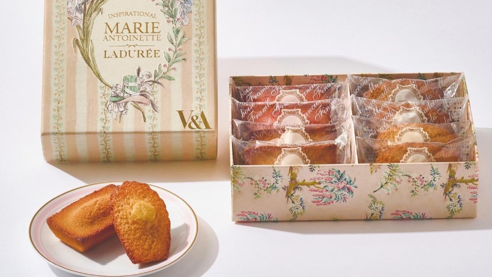 fashionpressnet's tweet photo. 横浜美術館の展覧会「マリー・アントワネット・スタイル」オリジナルグッズ

芦屋ロサブランのフリル日傘や花柄ソックス、“ヴェルサイユ宮殿”着想クッキー缶など - https://t.co/VZpFgyd5nO https://t.co/gQaGl1uj6X