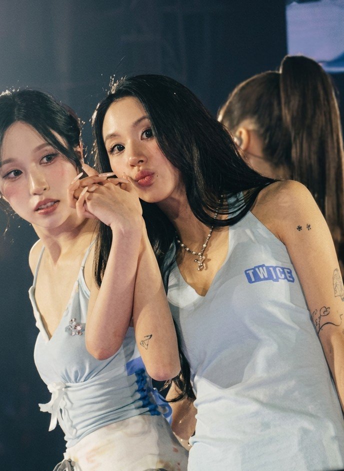 picsmyoi's tweet photo. 260711  #THISISFOR in Seoul D2

CHAEYOUNG KISSING MINA’S HAND😭💕

#TWICE #트와이스 #MINA #미나 #ミナ
#THISISFOR https://t.co/RTPZ3HN2cT