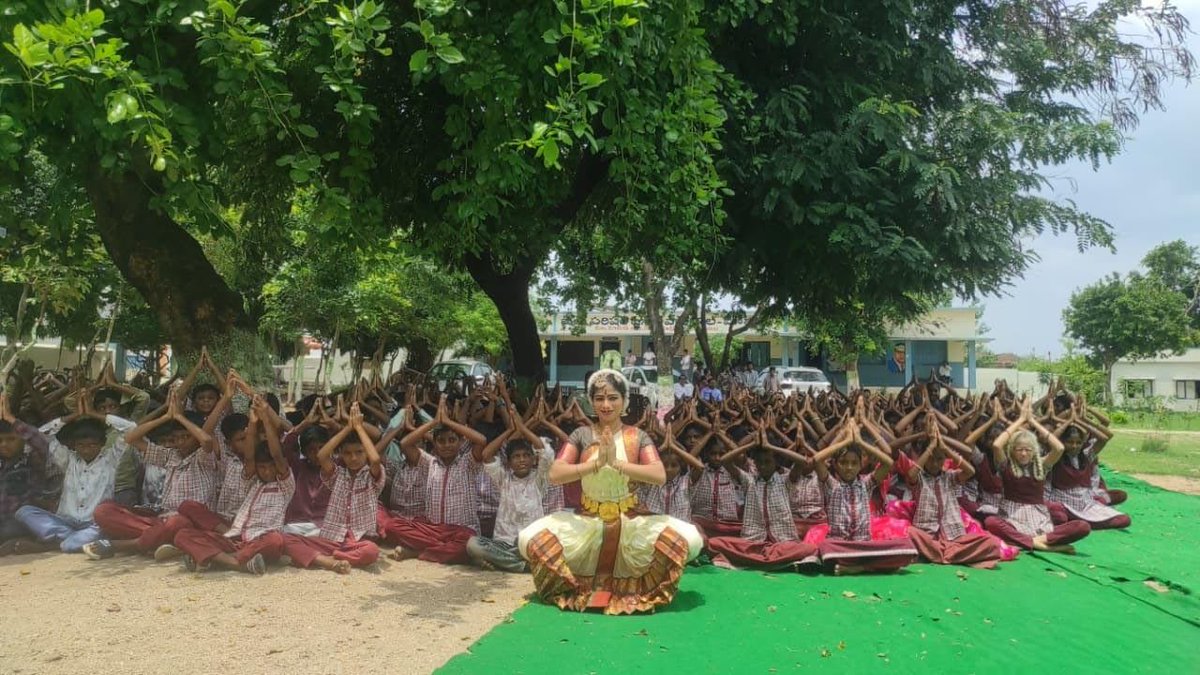spicmacay's tweet photo. Our Telangana Chapter successfully organised a Workshop Demo Series (July 6–10) across Nirmal, Karimnagar &amp; Jagityal districts, reaching 60 govt schools, inspiring thousands of young students. The series featured 6 artists &amp; 4 art forms: Kuchipudi, Kathak, Odissi &amp; Carnatic Vocal https://t.co/QI3dFij671