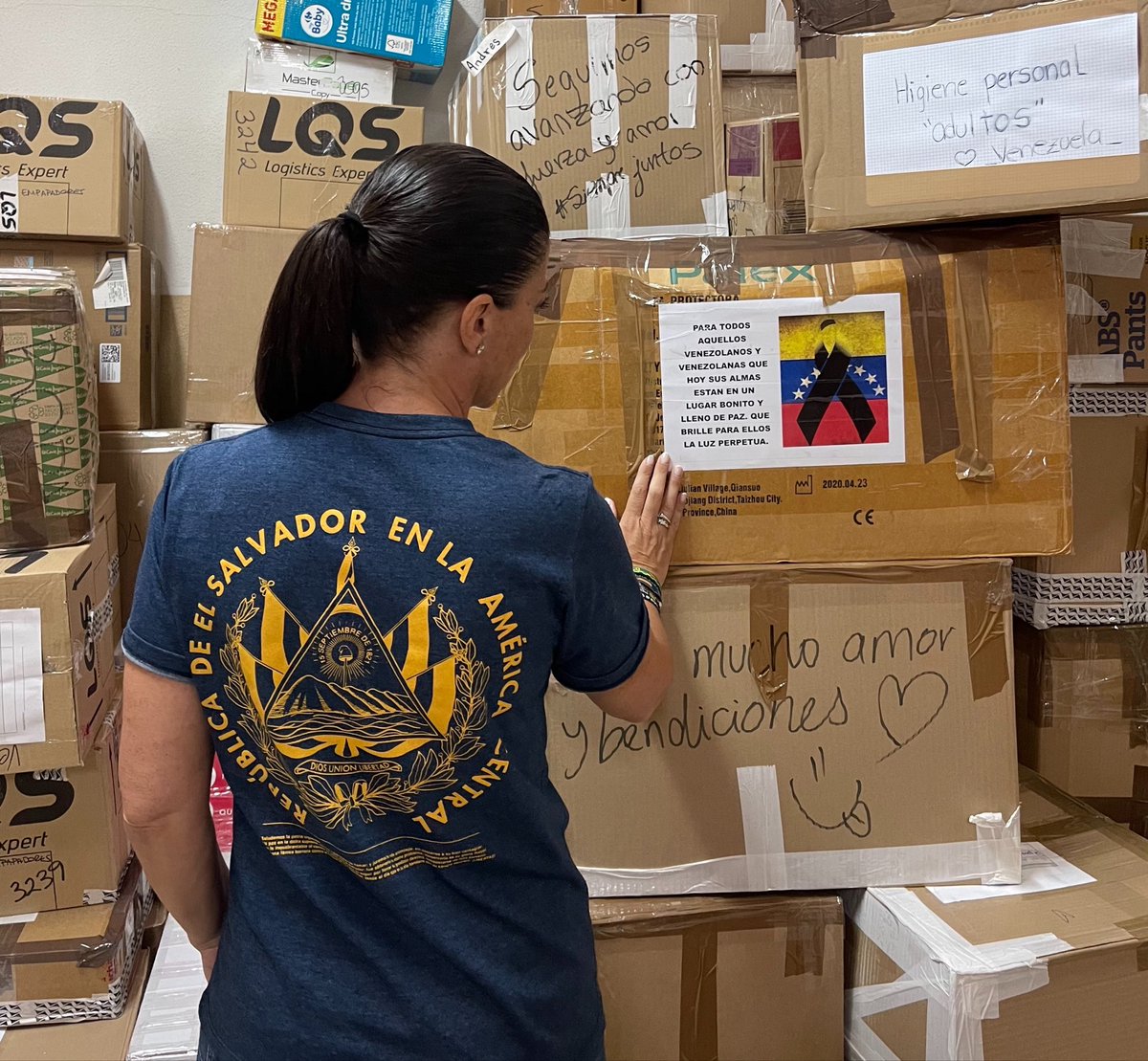 Macarena_Olona's tweet photo. 80 toneladas de ayuda humanitaria para Venezuela.

Es más de lo que suma la ayuda enviada por Guatemala y Honduras, como países.

Por seguridad, no muestro la ubicación ni el rostro de los más de 600 voluntarios que llevan trabajando a contra reloj desde el pasado 24 de junio.

El siguiente reto es conseguir que la ayuda llegue al pueblo y no se pierda en el camino. Ya queda muy poco, Venezuela 🇻🇪🇸🇻🇪🇸