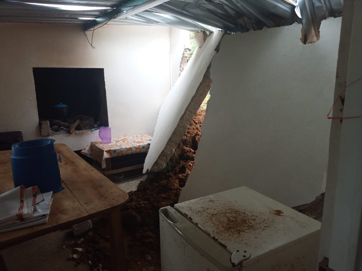 vmpuebla's tweet photo. #Entérate
Por el reblandecimiento de tierra, una #roca cayó desde una ladera y dañó el muro de vivienda en la localidad #Atlaxco, #Chichiquila.  

No hubo lesionados. 

@PCGobPue

#VisiónMetrópoli

Visítanos 
https://t.co/pcR4Ajbsn1 https://t.co/ElG1IX1awl