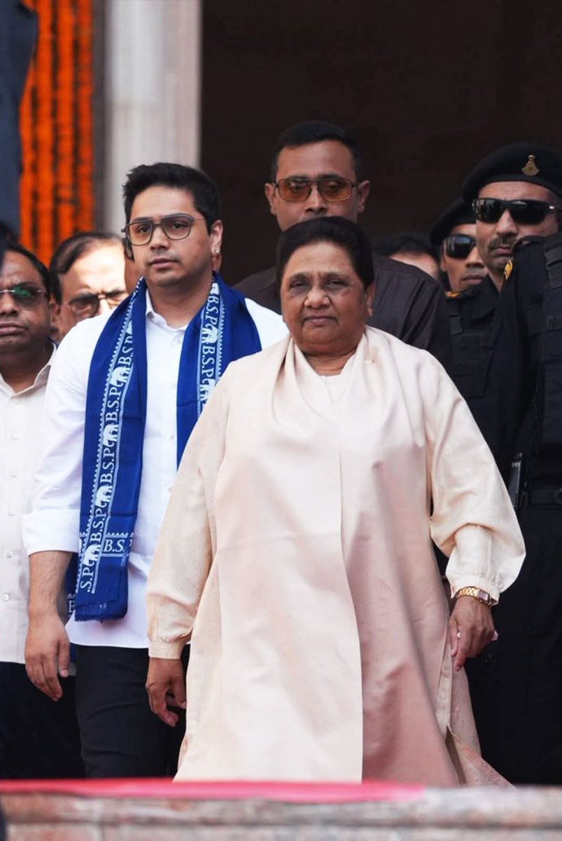 Saurabh72554614's tweet photo. नफ़रत की राजनीति करने वालों, कान खोलकर सुन लो!
भाजपा, सपा, कांग्रेस और आसपा द्वारा बहन जी पर की जा रही अभद्र टिप्पणियां यह साबित करती हैं कि 2027 के नीले तूफ़ान से ये सब अंदर से डरे हुए हैं। बहन जी का संघर्ष सर्वसमाज के कल्याण के लिए रहा है @AnandAkash_BSP जी 
#बसपा https://t.co/WbN17iHeS5