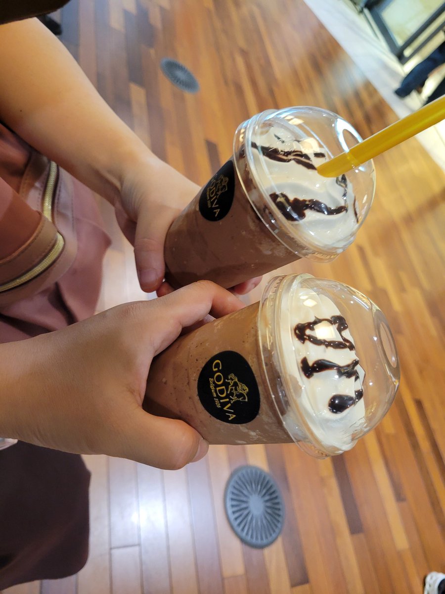 _mm0518_'s tweet photo. ちゃんにろにシェアして貰ってGODIVA無料で飲んだ！
ありがてぇぇぇぇ、美味しかった～～！ https://t.co/VvNaB7uhDz
