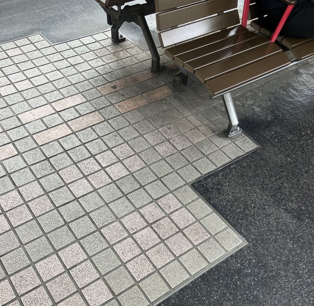 kurik_o's tweet photo. 聖地巡礼。
かわいいはにたんがいるここは…高槻市駅！大歳先生の著書「ある日、西の方角が吉と出たので」の沖縄の話のピンポイント聖地巡礼した時の。ただの駅も感慨深い。ベンチは確かに新しそう。画角がきもいのは人がたくさんいたから。
ちなみに私はクールジャパンパークはおけいはん派です。 https://t.co/P9GtsLdGuV