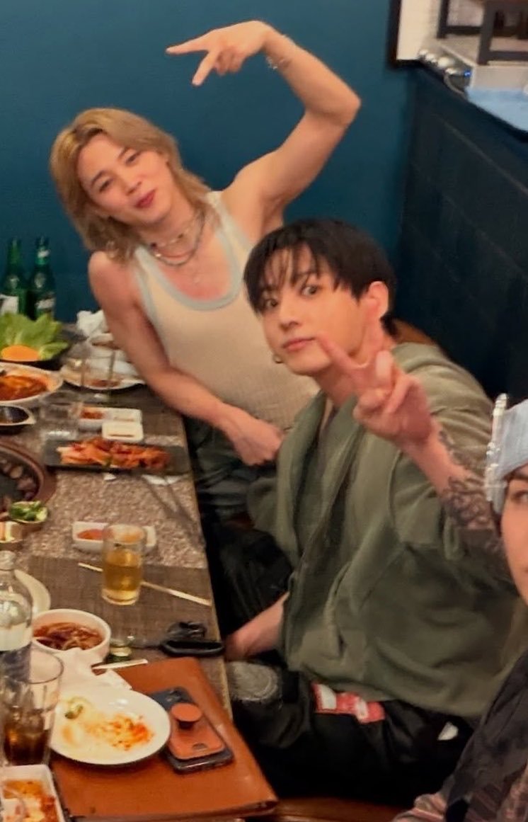 army_grace13's tweet photo. ★ 260711 태형 인스타 ★
thv 🇬🇧⭐️

나의 국민 둘이 옆자리>< 너무 예쁘당
진짜 왤케 잘 어울리냥
예쁜 사진 고마워 태형아🤍 https://t.co/0cV0khoBup