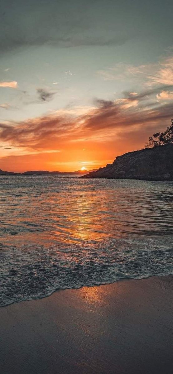 koshurEinstein's tweet photo. Sometimes, a silent sunset teaches lessons that a thousand words never could. Every creation of Allah is a sign for those who choose to reflect. As the sun sets each evening, let it remind us that hope never fades-for every new dawn rises with the mercy of Allah. 🌅 #SubhanAllah https://t.co/wIU05tm9ey