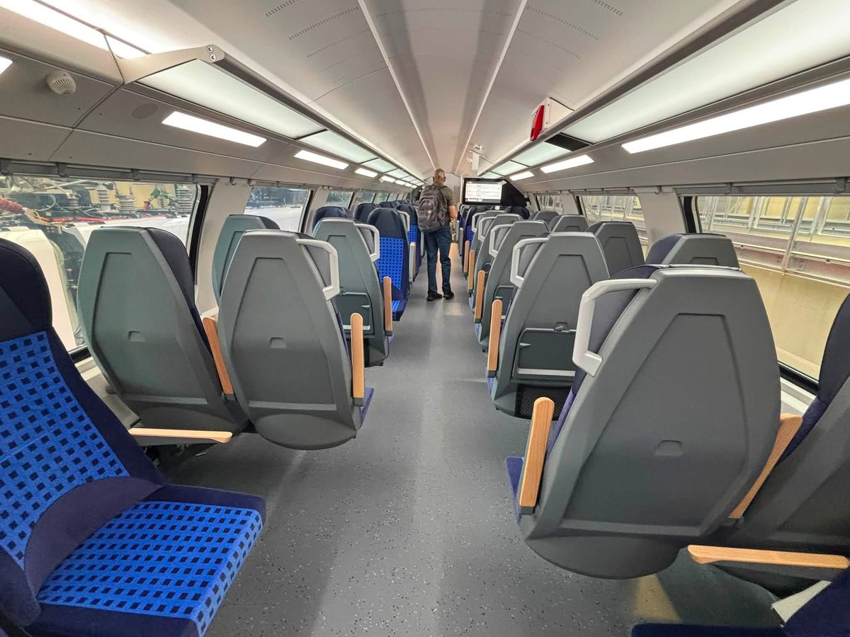 patrickauftour's tweet photo. Der neue Doppelstockzug für den #RE3 von Lutherstadt #Wittenberg über #Berlin und #Pasewalk nach #Stralsund, die ab Dezember 2026 durchgehend stündlich befahren wird. In Züssow haben die Züge Anschluss auf die Insel #Usedom. https://t.co/0xfr7lBwD7