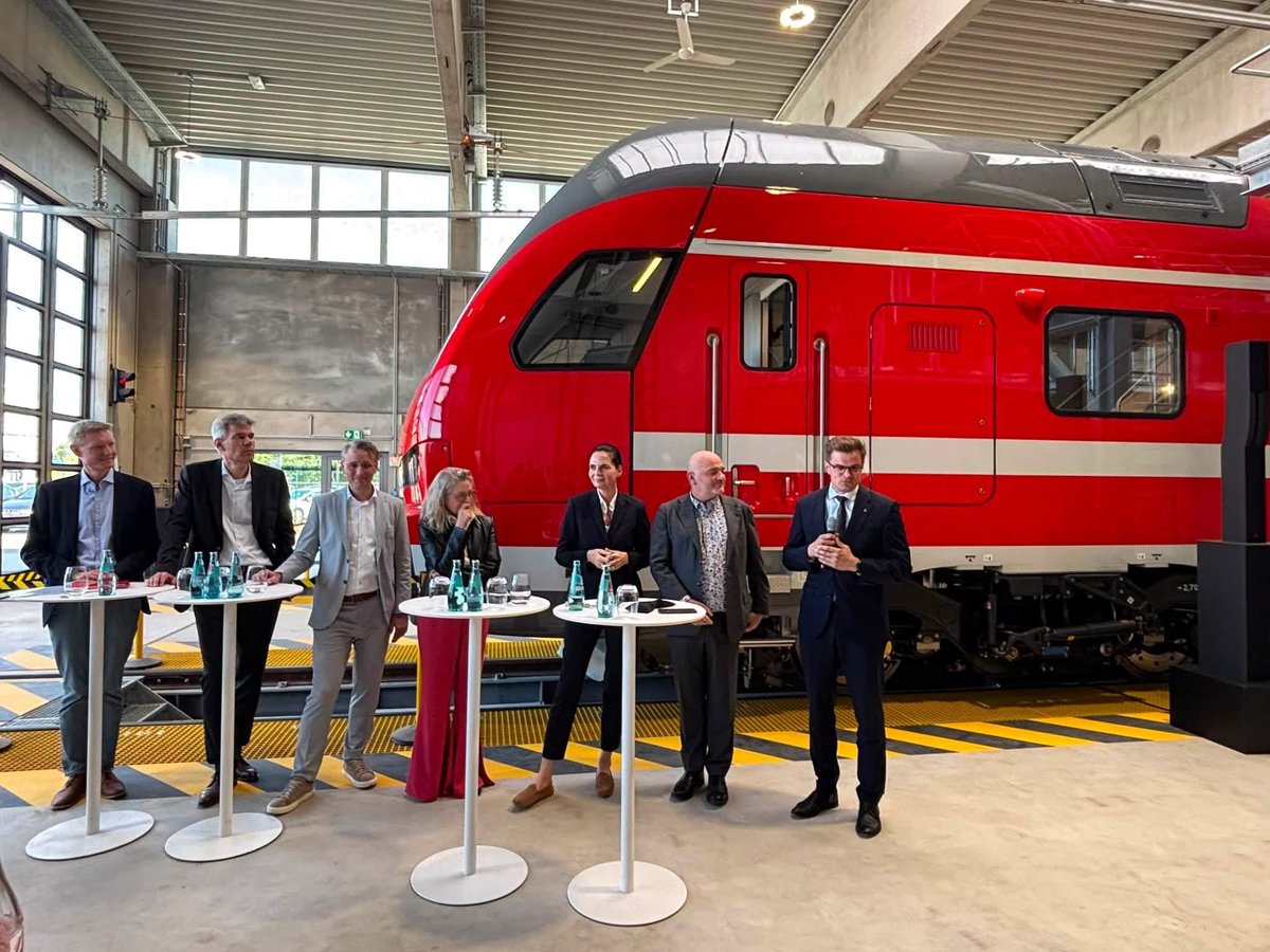 patrickauftour's tweet photo. Der neue Doppelstockzug für den #RE3 von Lutherstadt #Wittenberg über #Berlin und #Pasewalk nach #Stralsund, die ab Dezember 2026 durchgehend stündlich befahren wird. In Züssow haben die Züge Anschluss auf die Insel #Usedom. https://t.co/0xfr7lBwD7