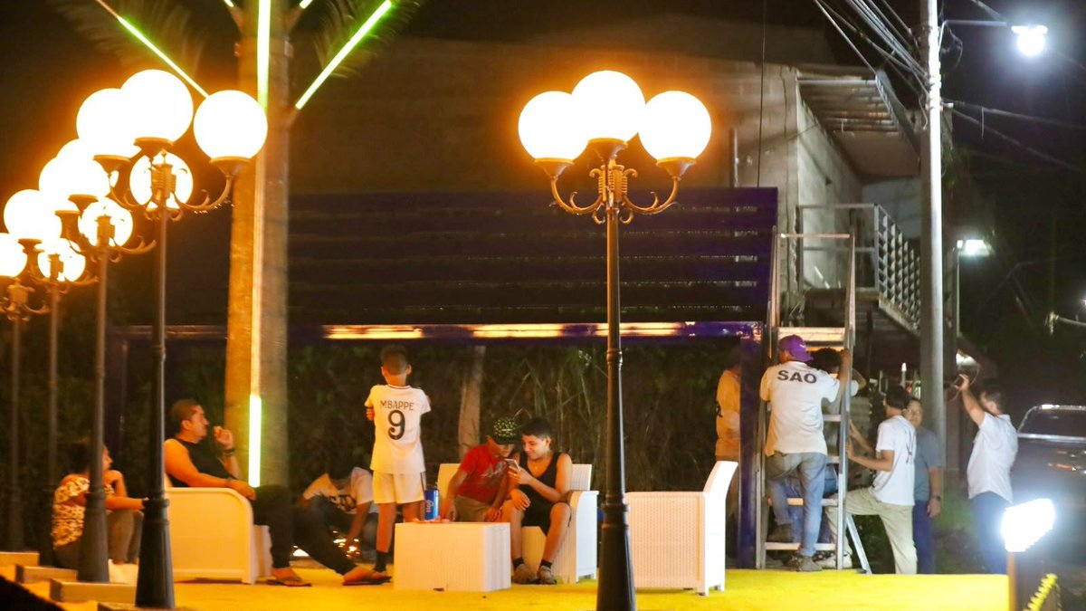 JorgeCastro_SAO's tweet photo. Anoche colocábamos las gradas de nuestra megabanca para spots de fotos en nuestro nuevo espacio recuperado y ya había gente esperando subirse.

Recuperamos espacios públicos para nuestra gente.

👇🏻👇🏻👇🏻👇🏻 https://t.co/SnKsHRctz9