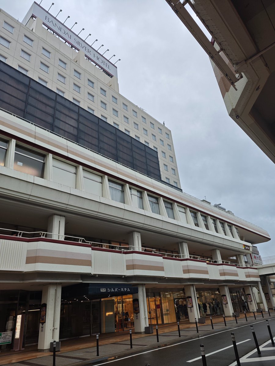 Hartmann13_'s tweet photo. 新潟に行ってきたけど万代橋がほぼロンドン橋で雰囲気良か���た あと万代シティ周りの「平成初期の再開発施設」感が凄かった https://t.co/3qMJ7tlp8r