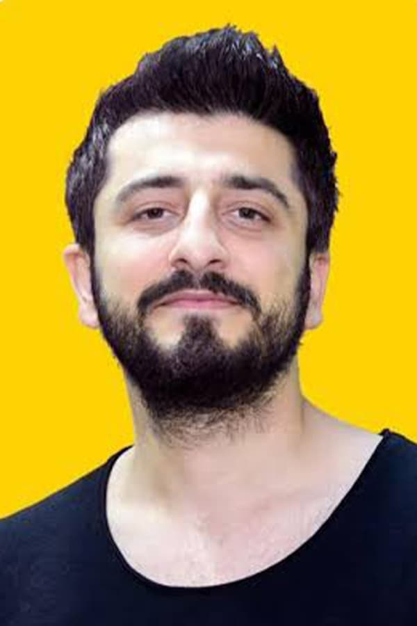 yirmiucderece's tweet photo. Batman'da Burak Özçivit'e benzetilerek sosyal medyada gündem olan pilavcı esnafına Mahsun Karaca'dan yorum geldi.:

"Onu üzmek istemem ama bana daha çok benziyor" ifadesini yazdı. https://t.co/DbYWauTXVa