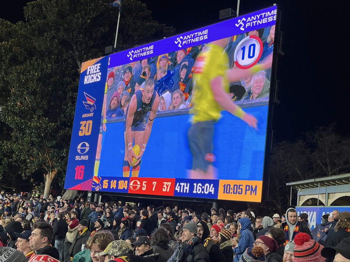 48shadesofgray's tweet photo. Adelaide crows are up by 6 - 7 @WarnieDT https://t.co/nnWRXPXdUm