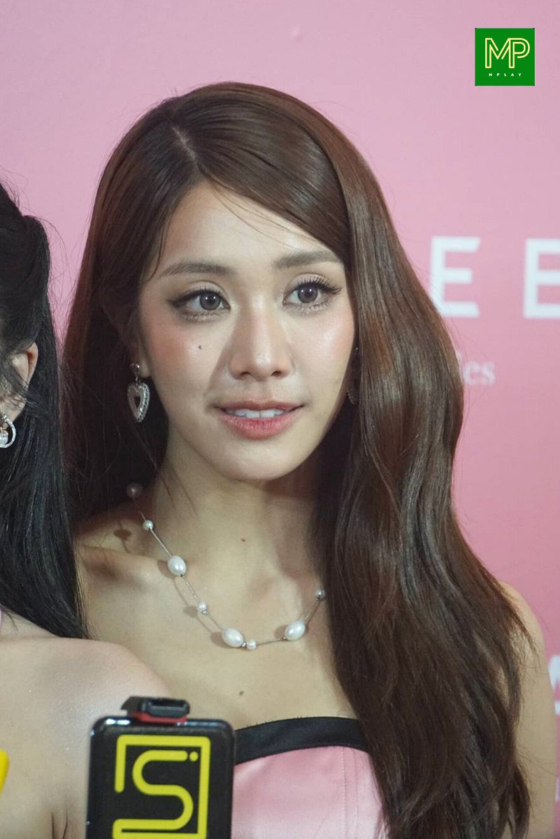 MPlay_2021's tweet photo. " มายด์ -อ๊ะอาย 4EVE “ นั่งแท่น Face of NAREE เปิดตัว "NAREE Perfect Touch Blush" เสิร์ฟความคิ้วท์แบบตะโกน"

#Mind4EVE #Aheye4EVE
#4EVE #NAREEx4EVE
#NAREE #NareeCuteNeverFades #NareePerfectTouchBlush https://t.co/y0oRg0YWjg