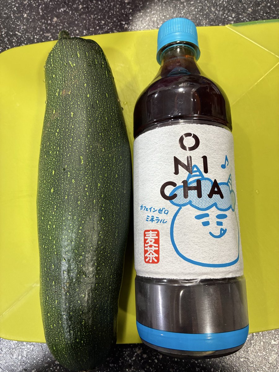 nm7_kytn's tweet photo. 実家の畑で採れたペットボトルサイズの
どてかズッキーニ🥒
薄くスライスして初めて生で食べたけど
苦味全然無くてめっちゃ美味しかった😋 https://t.co/KDRpHfb3q2