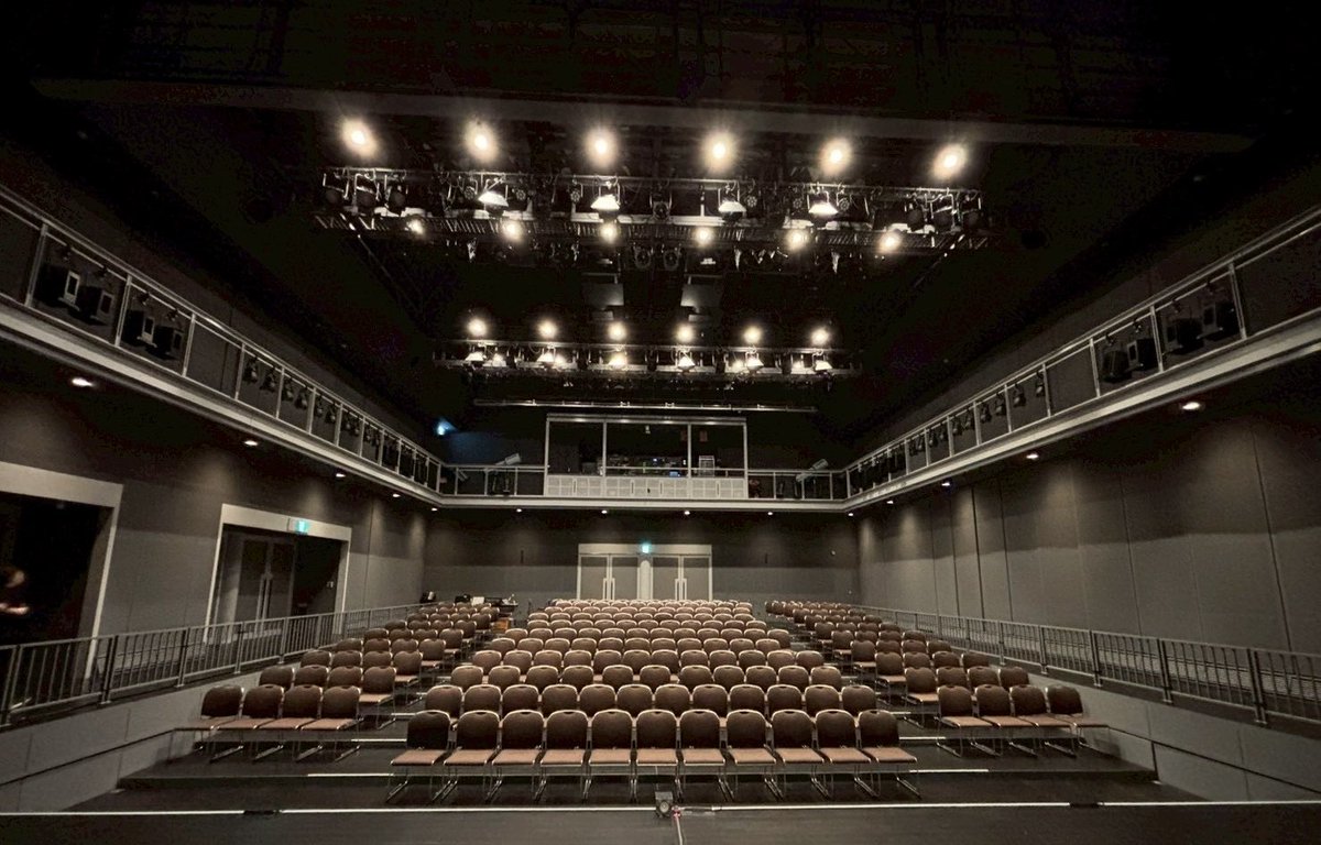 asakura_produce's tweet photo. 「ひとり芝居二本立て」
相模原演劇鑑賞会の公演が、昨日無事に終わりました。
こちらでも、沢山の笑い声と温かい拍手頂きました。嬉しく感謝感謝です。会員さんから沢山のプレゼントも頂きました。 https://t.co/xp1G4gUhQ5