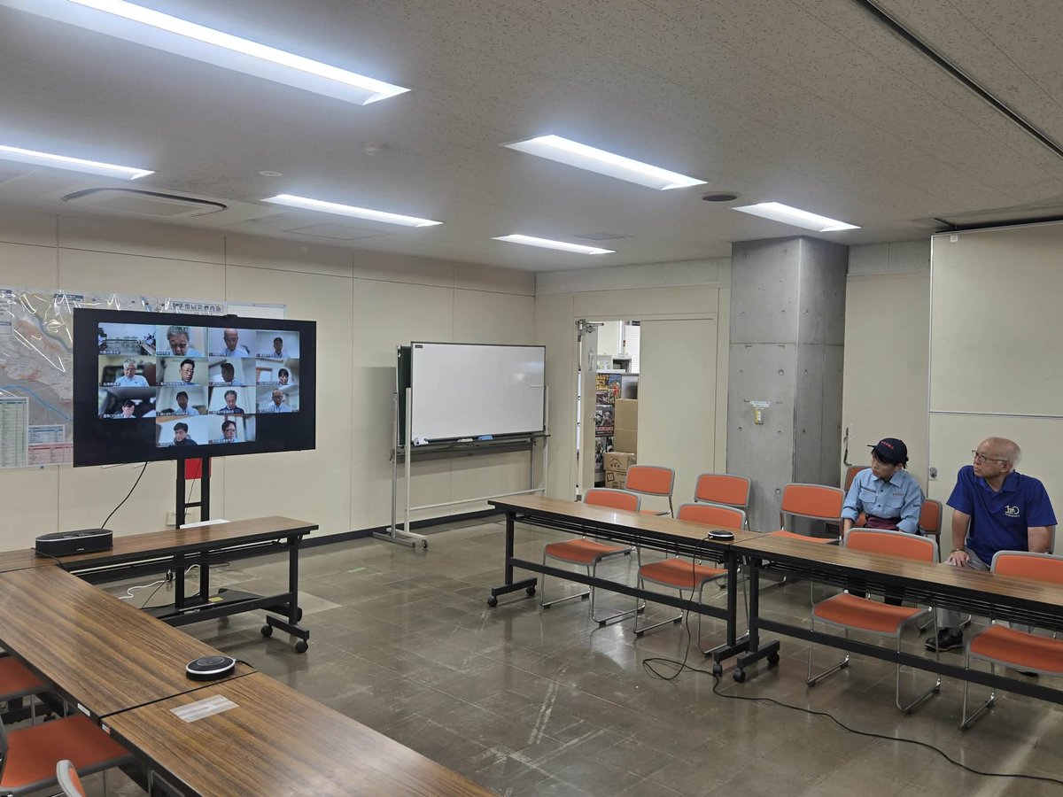 okaguchisumie's tweet photo. 7月11日(土)取手市水害時避難想定訓練を実施。市長の指示で市役所に災害対策本部が設置されました。それぞれの担当班とZoomでつながり、被害状況や避難についてなど報告されました。その後、取手小学校に移動。
#災害対策本部
#水害時避難想定訓練
#取手小学校 https://t.co/TuGeWBuhC0