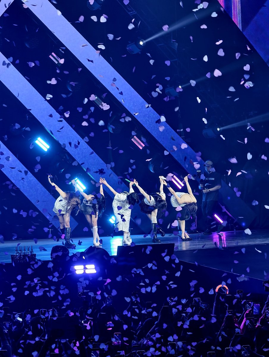 zuhassainte's tweet photo. final tnvs bow 😭

#ITZY_TUNNELVISION_MANILA https://t.co/KLGT3nUCvY
