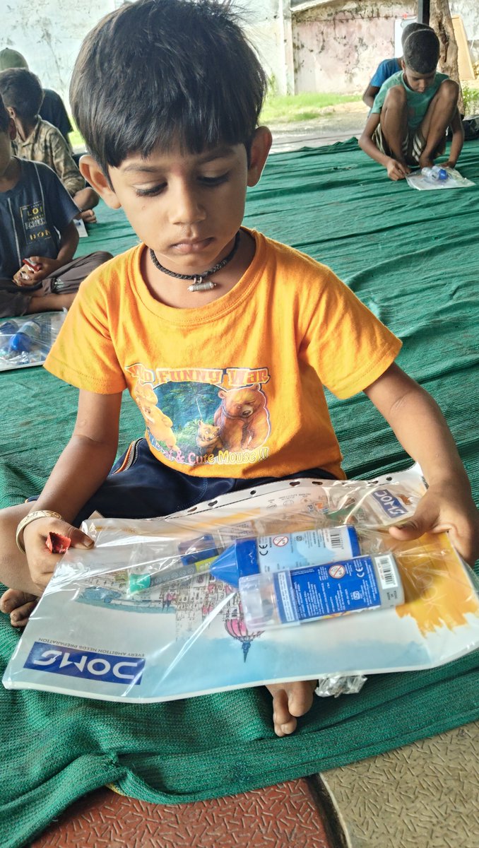 streetschool06's tweet photo. પુસ્તકો બાળપણને જ્ઞાન આપે છે, અને કલરો એમના સપનાઓને પાંખો આપે છે. 🎨✨
​#DivyaroshniStreetSchool #ColoringDreams #Childhood https://t.co/uqSE1vx37U