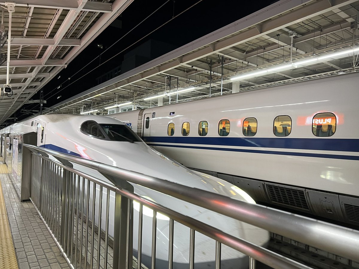 kakkun_P's tweet photo. ホームの激狭い阪急神戸本線中津から
御堂筋線中津駅まで歩いて
新大阪駅ナカでカールと
みっくすじゅーちゅ買って
のぞみ64号東京行終電まにあた😮‍💨
N700S系🚅　#ktrain https://t.co/jFRURZLAFN