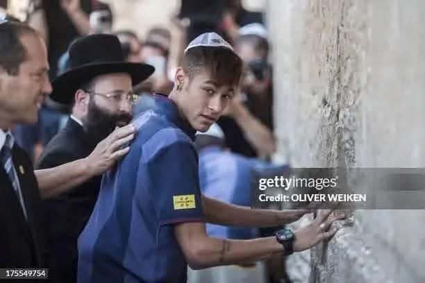 LamineMobYam's tweet photo. @abuabdullah99x0 @GBC_Press You have just one thing that mrsai went to wall which was a peace tour as well as he visited Palestine too. Where Cristiano have done so many ad with zionist even promoted fund riser which indirectly help in genocide. Where messi well rked in Palestine with unicef. https://t.co/Tuw9ChE39o