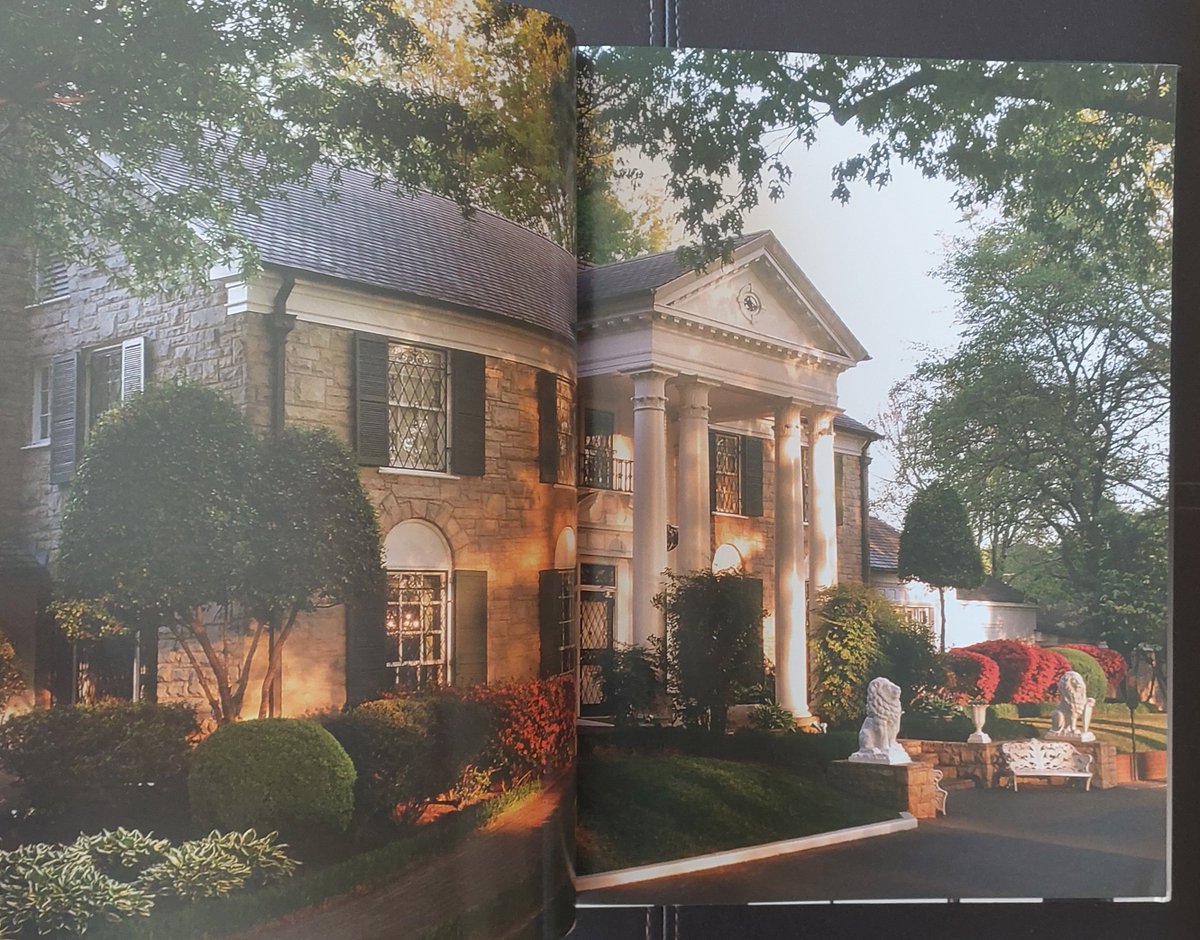 Jordi_E62's tweet photo. Title: Elvis Presley's Graceland Guidebook
Alt Title: Elvis Presley's Graceland: The Official Guidebook
Publisher: Elvis Presley Enterprises, Inc.
Published by: Graceland, Memphis, Tennessee, 2017
Language: English
Format: Hardcover #Elvis #Elvis2017 #ElvisHistory #Elvis2026 https://t.co/UhbwjoDTfk