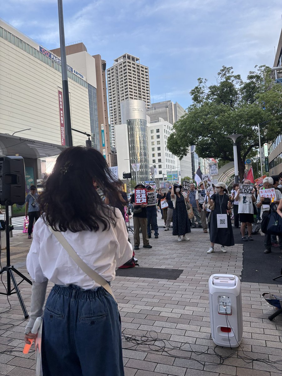 fukukomakunouti's tweet photo. #大切な憲法を守るためのスタンディングin兵庫0711 
急遽、スクリーンの後ろに黒熊さん持参の黒い布を張ってもらったり（なんでこんなん持参やねん）スクリーンのシワが気になり人力で張ってもらう。🤣飛び入りコールでプラカをコールにするのが新しかった✨道ゆく人の反応は良かった。 https://t.co/ezA35l8CSA