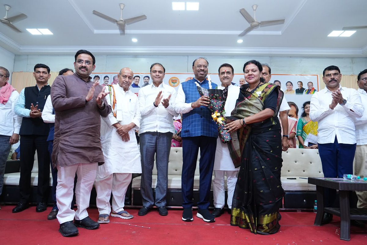 cbawankule's tweet photo. भंडारा व गोंदिया जिल्हा महायुती सत्कार समितीच्या वतीने भंडारा येथे आयोजित नवनिर्वाचित खासदार मा. राजेंद्रजी जैन आणि आमदार मा. अविनाश ब्राह्मणकरजी यांच्या जाहीर सत्कार समारंभास आवर्जून उपस्थित राहिलो.

यावेळी त्यांचा सत्कार करून पुढील वाटचालीसाठी शुभेच्छा दिल्या. त्यांच्या नेतृत्वात भंडारा–गोंदिया जिल्ह्याच्या सर्वांगीण विकासाला नवी गती मिळेल, असा विश्वास व्यक्त केला. १/२