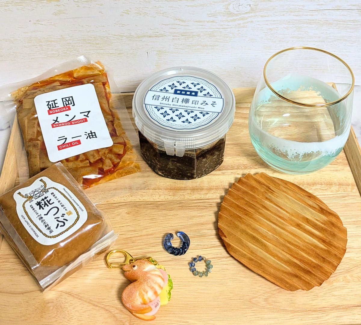 morayxo's tweet photo. 2週連続ビッグサイトに行ってきたわけなんですけど、今日はお買い物デー！味噌もメンマもグラスもイヤーカフもコースターもキーホルダーも全部全部買って良かった！イヤーカフ、概念るみつ色で作ってもらっちゃった…へへ😂 https://t.co/T4lzS0tz4v