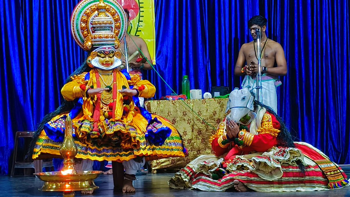 spicmacay's tweet photo. #SPICMACAY #Kerala chapter organised a Lec Dem of #Kathakali by #RenjiniSuresh &amp; team at #BhavansVidyalaya, Elamakkara, #Kochi. They performed the story of "#DakshaYaga", mythological tale of the arrogant Emperor Daksha, his daughter Sati, and her husband Lord Shiva. https://t.co/Vw3U8TCzZN