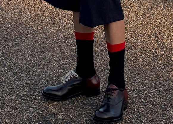 TaetaebearKim's tweet photo. Taehyung having two different shoe laces 😭 https://t.co/4xGubWvzM1