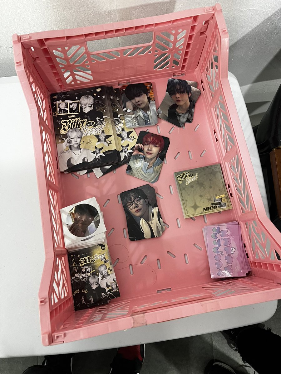 ej_92b's tweet photo. 여기 비행기 티켓 특전 짱이뻐요 그리고 무나존에 잇는 포카들도 넘 이뿌고ㅠㅠ 해피주주데이도 한장 겟 함 저 통에 있는 스티커 넘 이뻐서 통 시꺼서 장식할거임 안에 별 넣구⭐️

#NICHOLAS_AIRLINE
#니코항공 https://t.co/cgLdkCfbRG