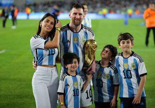 HippiesConOsde's tweet photo. Son concientes que la campaña anti Messi esta promovida por zurdos, racistas y musulmanes porque el tipo es una persona honesta que se esforzó por tener lo que tiene, es de derecha y porque está casado y tiene hijos en lo que es una familia cristiana y tradicional? https://t.co/qMwFFUvTZb