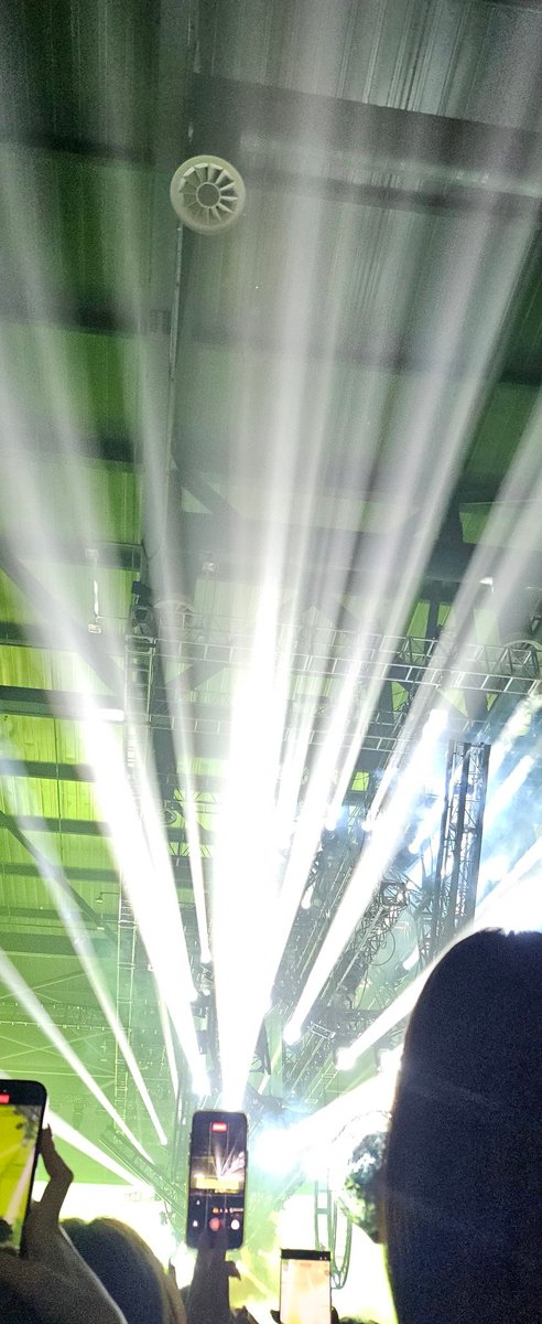 vrra6969's tweet photo. EDM은 분위기가 진짜 중요하다고 생각하는데, 이렇게 조명을 잘쓰다니.. 무대 컨셉아트 앞으로 명호가 해보자... https://t.co/VfNNN2IFw3
