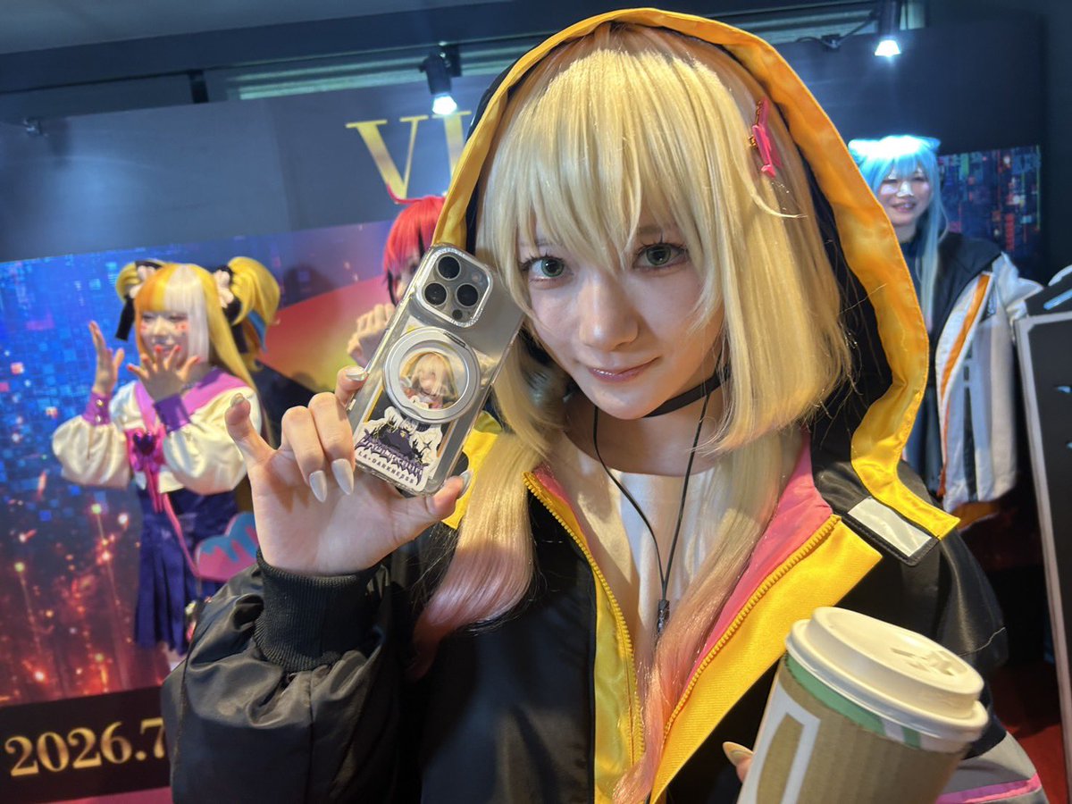 hakushuu70's tweet photo. エル役の桜井さんにズボンのポッケ指刺されたから、ポッケの財布差し出そうとしたら、逆ポッケに入っていた俺のスマホケースについて見てくれてた見たいでこんな神みたいな写真撮ってくれた。僕はこの世で1番の幸せ者です。 https://t.co/7GaTtaLLse