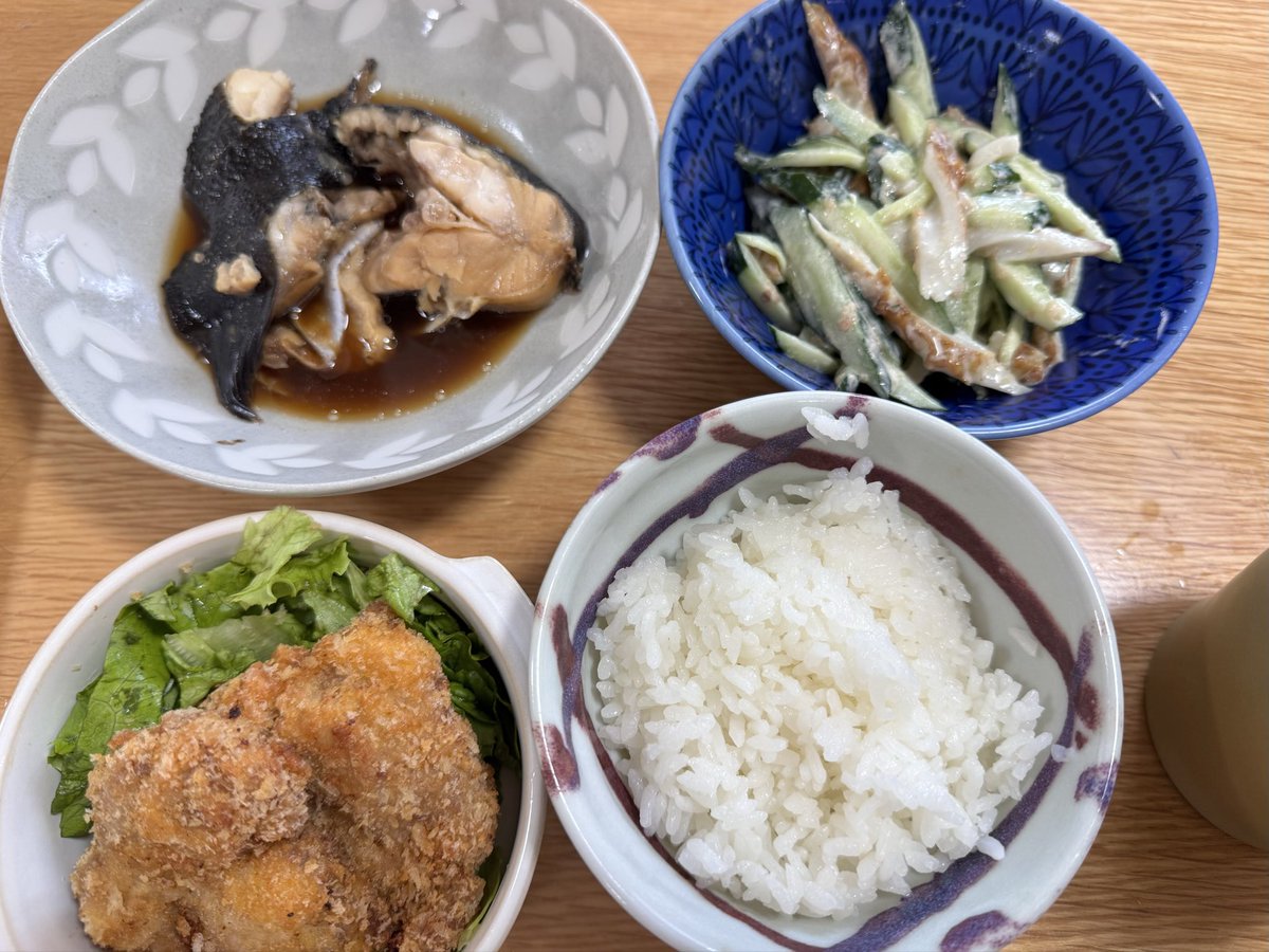 handmc1192's tweet photo. 今日の夕食は😌
カツ（義実家でいただく）、きゅうりとちくわの梅和え、かれいの煮付け

イオンで昨日ぶりぶりのカレイと目が合って今日煮付けに✨めっちゃ美味しかった！カツも美味しかった！家では揚げ物しないから嬉しい！ https://t.co/hDOPnxA0kH