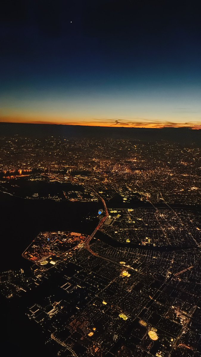 tomomi_rockshow's tweet photo. 先週急遽旅行を計画。
昨日の最終便で長崎へ✈️
そして今日の最終便でもう帰る✈️

失敗ばかりの1人旅だったけど楽しかった☺️
老李のちゃんぽん美味しかった！
上に乗っていた、からすみがビールに合う🍺
カステラアイスも最高だった〜 https://t.co/yjTmOTFyQm