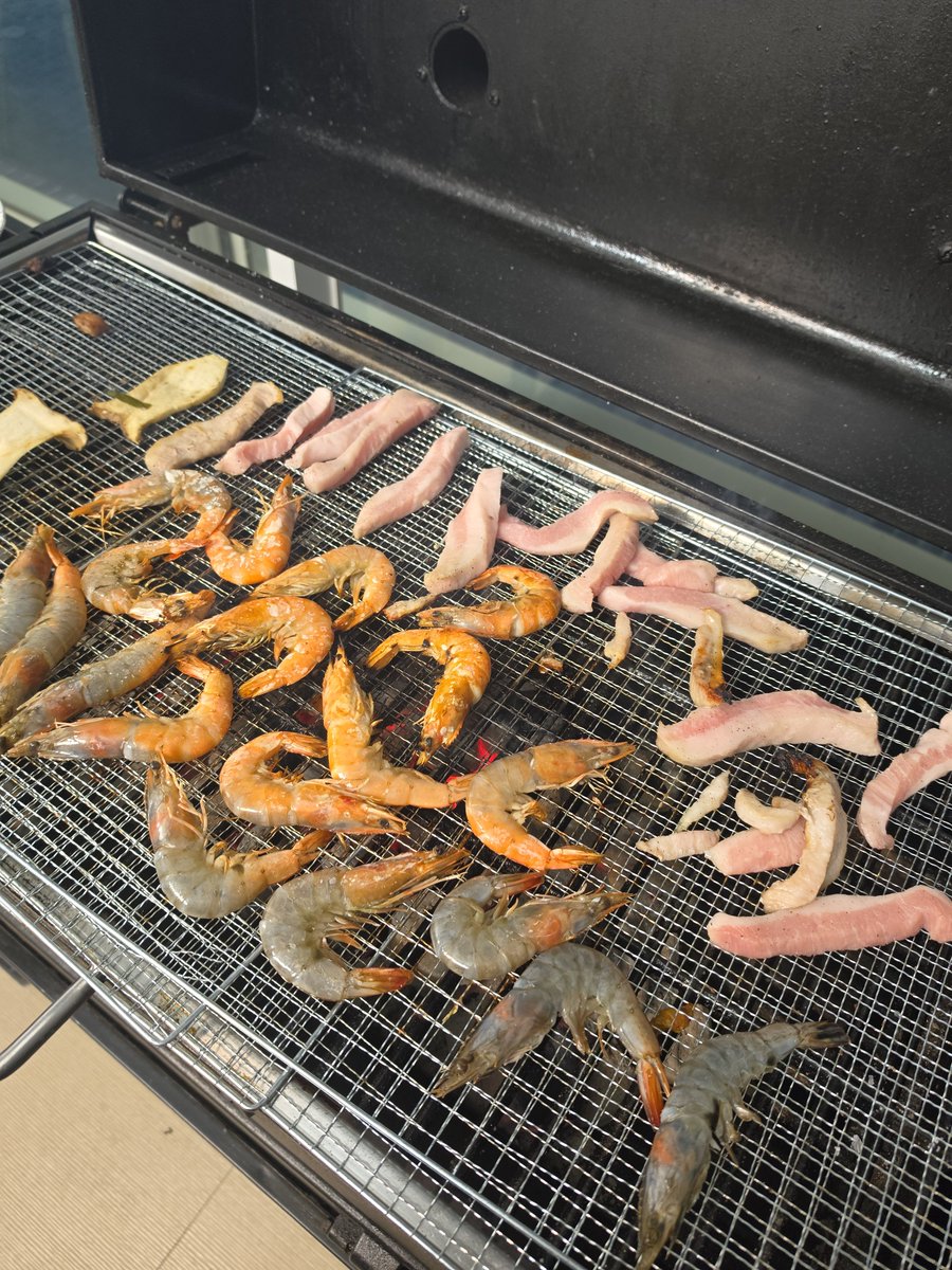 maeg9518's tweet photo. 부대정모 완료완료
재밋엇고 즐거왓다.......
내가 이런 초호화 풀빌라에서 
이렇게 많은 좋은사람들과. 놀수잇으리라고는 어릴때 상상도 못햇는데. (당연!찐따엿음)
좋은추억으로 또 현실을 살아갑니다.... https://t.co/2nF7gMlhKi