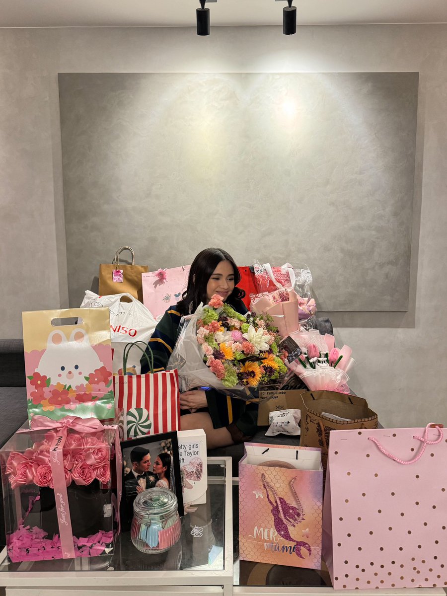 realrhen's tweet photo. My heart is so full. 🥺💖 Maraming salamat sa lahat ng gifts, effort, at pagmamahal niyo. I truly appreciate every single one of you. Thank you for always making me feel so loved and supported. Grateful for all of you, always.
✨🫂💕 https://t.co/FOFIWlW3pD