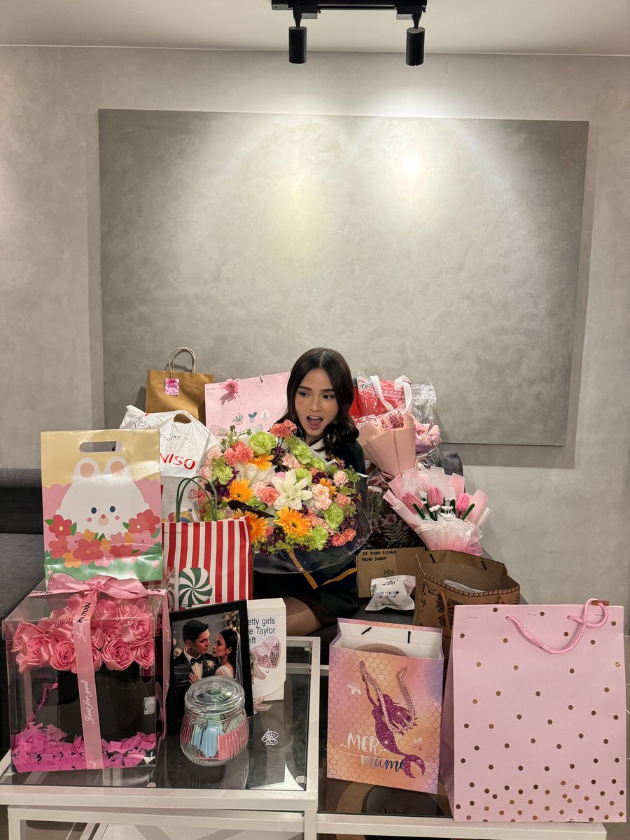 realrhen's tweet photo. My heart is so full. 🥺💖 Maraming salamat sa lahat ng gifts, effort, at pagmamahal niyo. I truly appreciate every single one of you. Thank you for always making me feel so loved and supported. Grateful for all of you, always.
✨🫂💕 https://t.co/FOFIWlW3pD