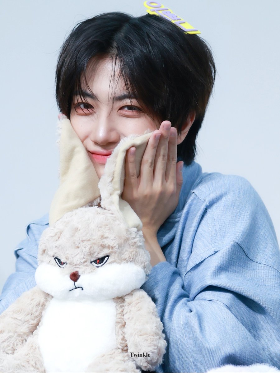 TwinkleHWJ's tweet photo. 260711 웃을때 제일 예뻐 🐰💕

#원진 #크래비티 https://t.co/UTB0mfSVnw