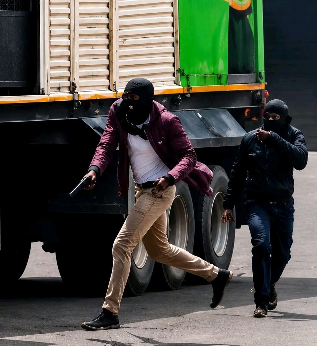 _DCPTV's tweet photo. The rogue police captured attacking DCP truck at Pembroke Bridge Gilgil... https://t.co/yNmAIYzT4g