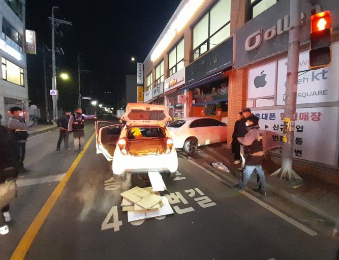 juhyeon6749's tweet photo. 음주운전으로 엄마 치어놓고 3천 던진 20대 근데 우리 할머니가 누군지 몰랐음

병실에 엄마가 누워있었음 전치 6주 음주운전 차에 그대로 받혔음
근데 웃긴 건 사과하러 온 사람이 아무도 없었다는 거임

가해자는 20대였음 근데 이 집안이 뭘 했냐면 대형 로펌 변호사부터 붙였음
그리고 형사 합의금이라고 던진 게 3천만원임 사람을 6주나 눕혀놓고 3천

처음엔 그냥 돈 없는 집이라 무시하나 싶었음
근데 알고 보니 저쪽이 우리 사정을 다 알고 후려친 거였음
우리가 하숙집 접고 그 돈으로 투자했다가 싹 날린 거 어떻게 알았는지 딱 그 약점 잡고 들어온 거임

더 어이없는 건 경찰이었음 조사받는데 은근히 합의 보라고 
미는 분위기였음
피해자인 우리가 죄인처럼 눈치를 봤음 그냥 이대로 3천 받고 끝나는구나 싶었음

근데 여기서 우리 할머니가 조용히 폰을 들었음
할머니가 40년을 뭐 했냐면 서울대 앞에서 하숙집을 했음 
그냥 밥해주고 방 내준 할머니인 줄 알았지
전화 딱 한 통 하고 아무 말도 안 했음

그날 저녁이었음 웬 아저씨가 병실 문을 열고 들어왔음
30년 전에 우리 할머니 집에서 밥 먹던 하숙생이었음 지금은 검사임
이 사람이 뭐라고 했냐면 어머니 걱정 마세요 하더니 자기 사비로 실력 좋은 후배 변호사를 붙여줬음

이 소식이 그 옛날 하숙생들 사이에 쫙 퍼진 거임
40년이면 그 집 밥 먹고 나간 사람이 몇이겠음 판사 검사 기업 대표 병원장 그냥 사회 곳곳에 다 박혀있었음
밥값 한 번 제대로 하겠다고 다들 움직이기 시작했음

그러니까 저쪽 대형 로펌이 갑자기 조용해졌음
며칠 뒤에 가해자 부모가 아들을 끌고 병실로 왔음 그 20대를 무릎 꿇리더니 죄송하다고 빌었음

그리고 그 자리에서 형사 합의금 1억 민사 합의금 1억 5천 합쳐서 2억 5천을 그냥 즉시 넣었음
3천 던지던 사람들임

결국 이 세상은 누가 옳냐가 아니라 네 뒤에 누가 있냐로 굴러갔음
우리 엄마가 3천짜리에서 2억 5천이 된 건 다친 정도가 달라져서가 아니라 뒤에 있는 사람이 달라져서였음