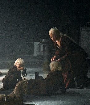 targaryenstan_'s tweet photo. Eu tô achando que, com essa mudança que atrapalhou o arco dos filhos da Rhaenyra com o Daemon por causa da idade, o final dela não vai ser com o Aegon alegria ao lado dela. Acho que ela vai morrer grávida 😭💔 https://t.co/bbIzDCfD2b