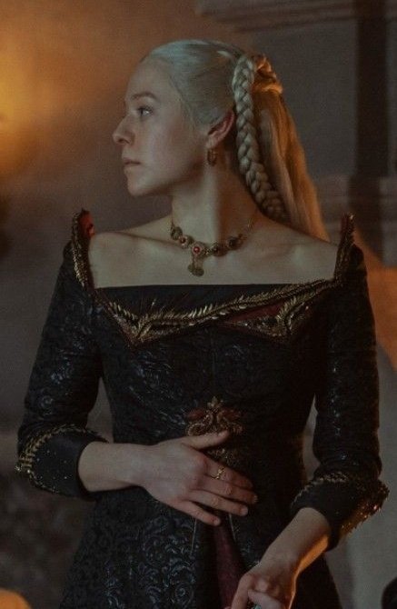 targaryenstan_'s tweet photo. Eu tô achando que, com essa mudança que atrapalhou o arco dos filhos da Rhaenyra com o Daemon por causa da idade, o final dela não vai ser com o Aegon alegria ao lado dela. Acho que ela vai morrer grávida 😭💔 https://t.co/bbIzDCfD2b