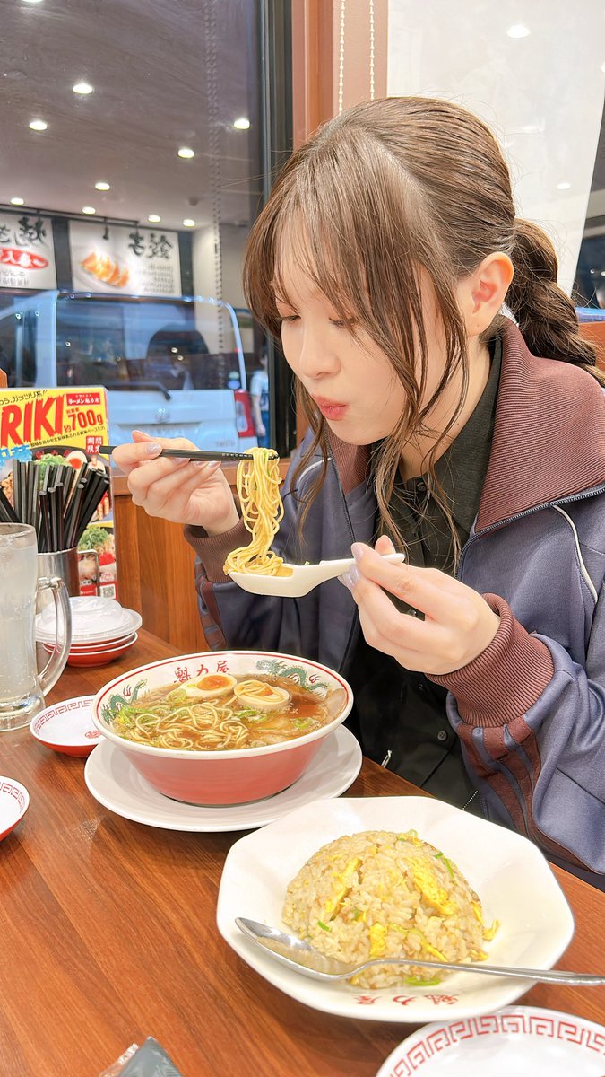 Konomin_staff's tweet photo. アニサマでたっぷり動いたあとはやっぱりいつものラーメンですね。

ご褒美にありつけた社長を激写! https://t.co/VLhFWGk2Yz