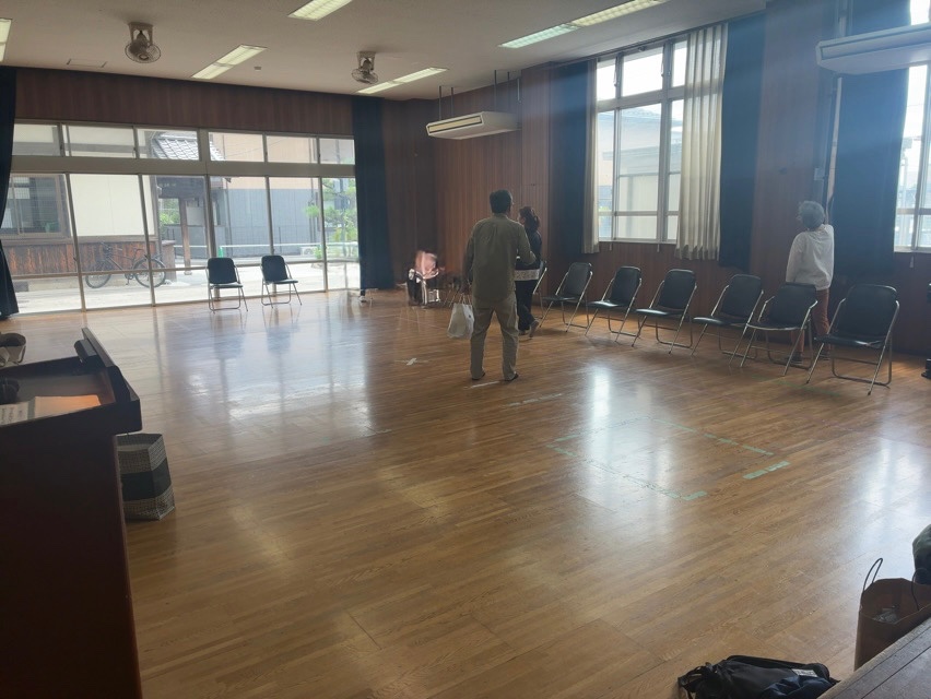 hidedon78's tweet photo. 練習会でリードするようになって3年。
今日は、まさかの２会場やった。
去年までは、本番にキチンと見本役になれるように「正しい」練習会をやってきたつもり。
でも、今年は「楽しい」練習会にした。
リード役が間違えないように難しい顔をして踊っていたら、参加者にもそのプレッシャーが伝わるかも。
ほったら、まずはリード役から楽しんで踊らなあきまへん。
もし楽しい練習会で物足りなかったら、家でYouTubeを見ながら自主練してください。
やりたい人はやるし、やりたくない人はやらなくていい。
それでええですやん。
そんな感じで、今日はみんな楽しんで踊ってくれた（ハズ）