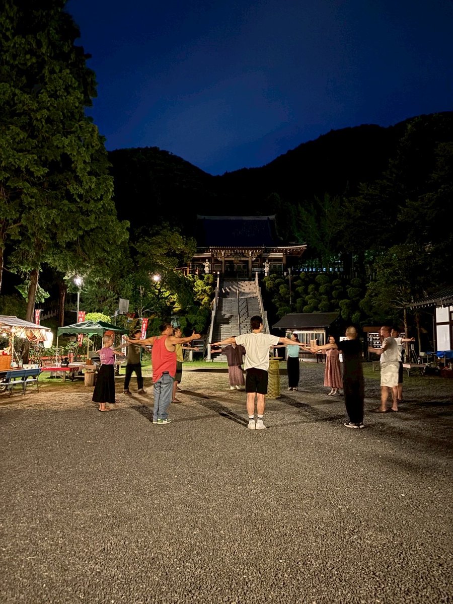 hidedon78's tweet photo. 練習会でリードするようになって3年。
今日は、まさかの２会場やった。
去年までは、本番にキチンと見本役になれるように「正しい」練習会をやってきたつもり。
でも、今年は「楽しい」練習会にした。
リード役が間違えないように難しい顔をして踊っていたら、参加者にもそのプレッシャーが伝わるかも。
ほったら、まずはリード役から楽しんで踊らなあきまへん。
もし楽しい練習会で物足りなかったら、家でYouTubeを見ながら自主練してください。
やりたい人はやるし、やりたくない人はやらなくていい。
それでええですやん。
そんな感じで、今日はみんな楽しんで踊ってくれた（ハズ）