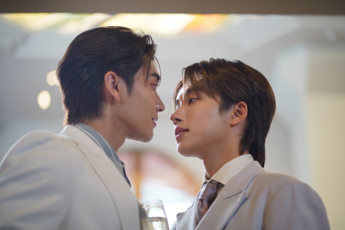 Ch3Thailand_33's tweet photo. เรื่องย่อ "พี่ฟากชอบเธอมู่" Final EP
📌 "เฮียฟู่-มูมู่" เสิร์ฟโมเมนต์เซอร์ไพรส์พิเศษ! หวานส่งท้าย

✨ หลังปฏิบัติการจับกุมเครือข่ายมาเฟียขนส่งยาระดับชาติสำเร็จ ทุกอย่างในโรงแรม Golden Peony กลับคืนสู่ความสงบอีกครั้ง ขณะที่ความสัมพันธ์ของ เฮียฟู่ กับ มูมู่ มาถึงจุดเปลี่ยนอีกครั้ง เมื่อเฮียฟู่แอบเตรียมเซอร์ไพรส์ครั้งสำคัญไว้ให้คนรัก ด้วยการพามูมู่ไปยังสถานที่พิเศษที่เต็มไปด้วยความหมาย พร้อมคำพูดที่อาจเปลี่ยนอนาคตของทั้งคู่ ขณะเดียวกัน ความรักรอบตัวก็เริ่มเติบโตขึ้น โดยเฉพาะ ไท่ กับ ยู ส่วน เทียน ได้กลับมาเจอรักครั้งใหม่และตัดสินใจว่าจะไม่ยอมปล่อยมือ ตรงข้ามกับ ตี๋ และ เจี๊ยบ ที่เต็มไปด้วยความสับสน เมื่อข่าวการย้ายโรงเรียนของเจี๊ยบทำให้ตี๋ต้องบอกความรู้สึกบางอย่างที่เก็บไว้มานาน
.
#พี่ฟากชอบเธอมู่ #CrazyLoveMooMoo
คืนนี้ตอนจบ เวลา 22.25 น. 
#ดูทีวีกด33ดูออนไลน์ที่3Plus